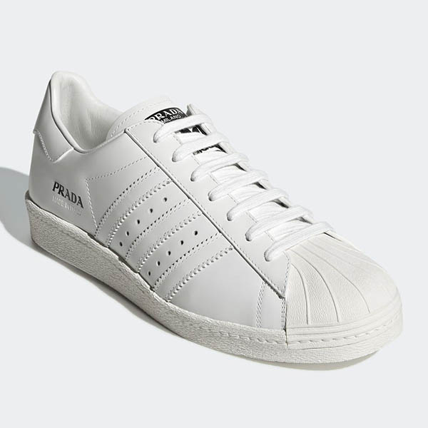 人気話題コラボ!アディダス×プラダ 偽物スーパースター&ボウリングバッグ